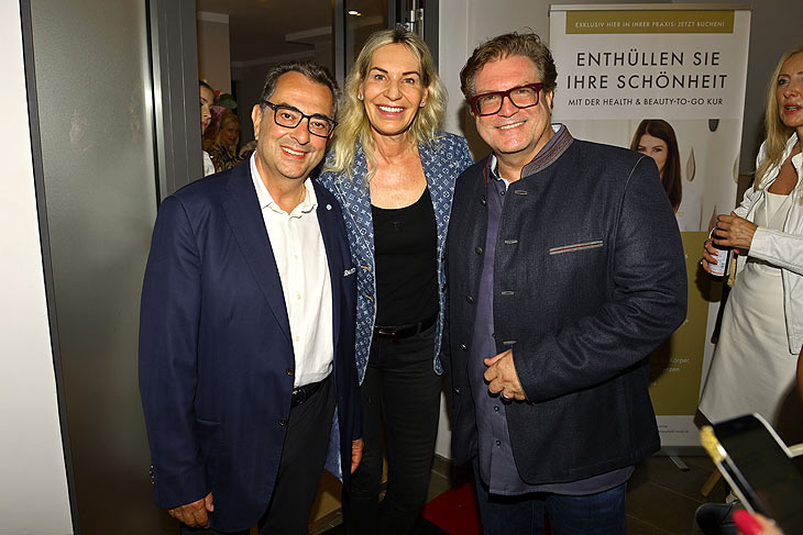 Francis Fulton Smith, Saskia Greipl-Konstantinidis und Stavros Konstantinidis, Sommerfest zu 10 Jahre Maja Henke, MH &Auml;sthetik Henke "Infusionnovation & Skinrevolution" in der Praxis MH &Auml;sthetik Henke in M&uuml;nchen am 22.07.2024 &copy;Foto. Agency People Image Michael Tinnefeld